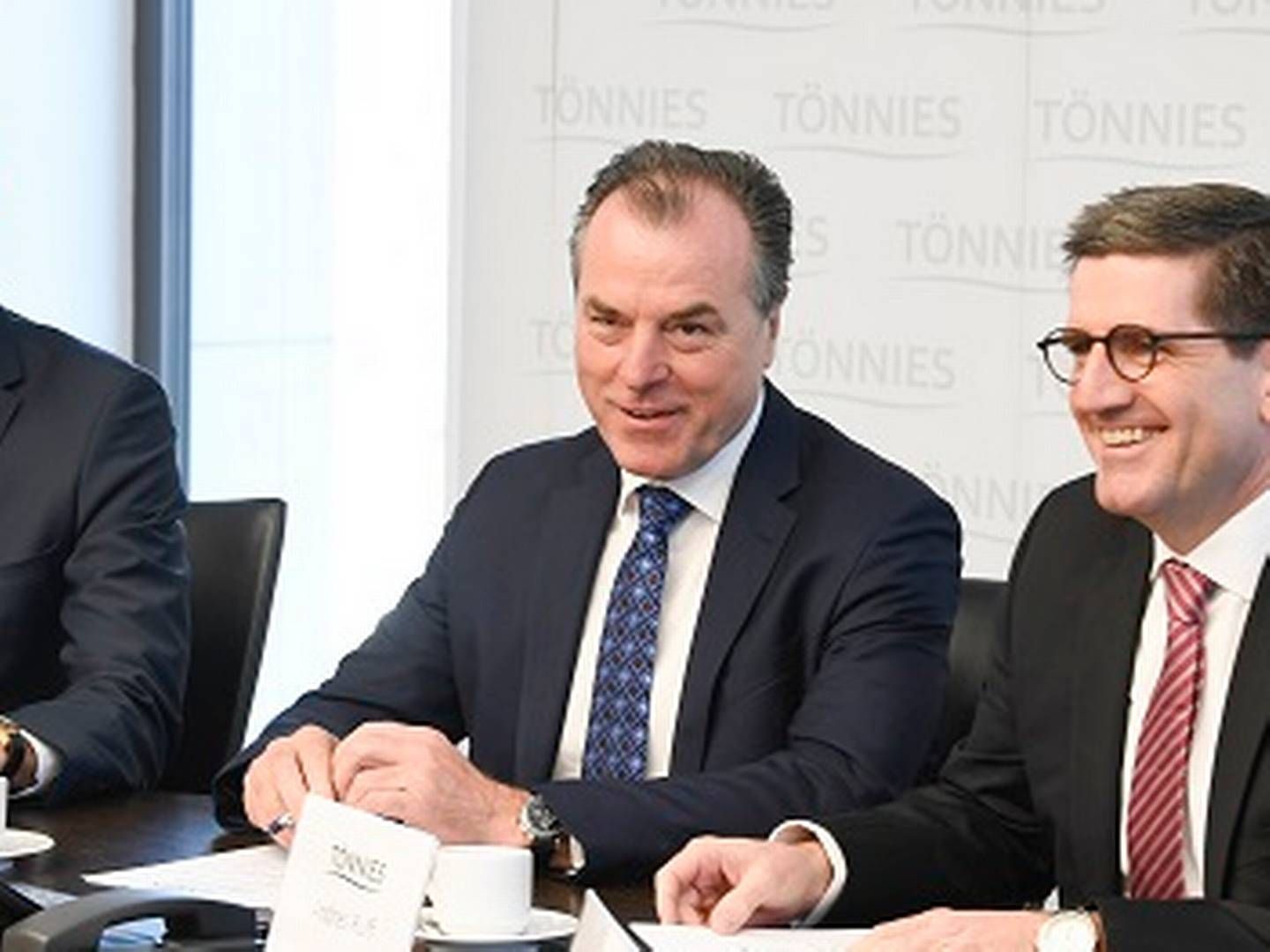 I midten Clemens Tönnies, direktør og ejer i Tönnies. | Foto: PR