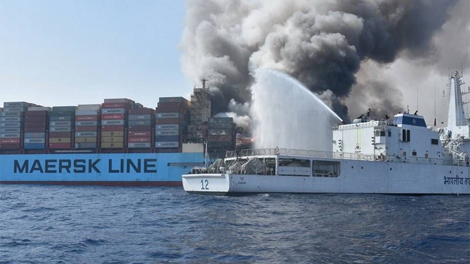 Maersk Honam under slukningen af branden ombord. | Photo: Den Indiske Kystvagt