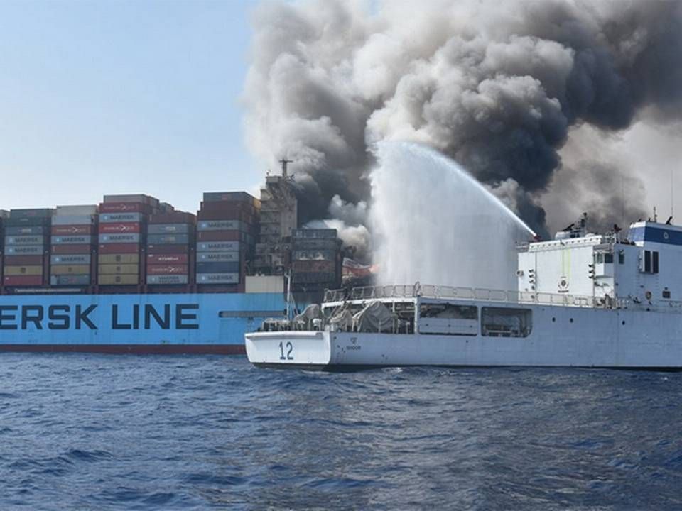 Maersk Honam under slukningen af branden ombord. | Foto: Den Indiske Kystvagt