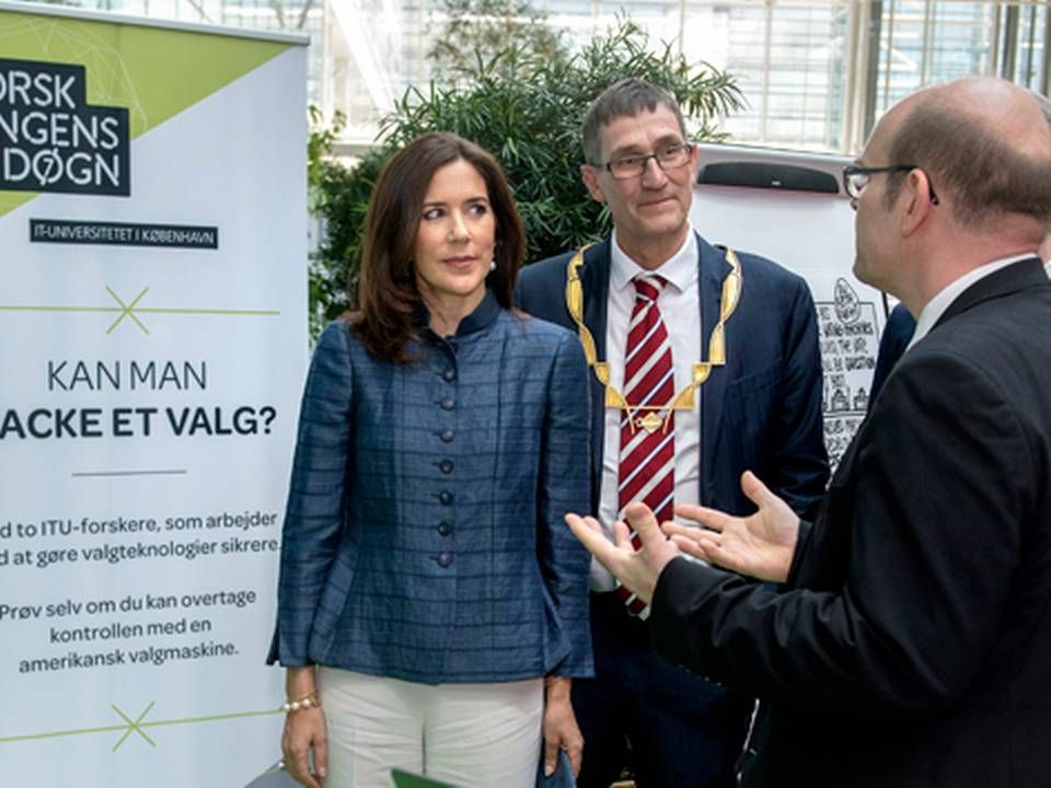 H.K.H. Kronprinsesse Mary (tv) og rektor Mads Tofte til åbningen af Forskningens Døgn 2018. | Foto: Ritzau Scanpix/Keld Navntoft