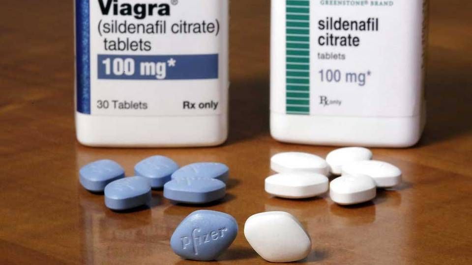 With the launch of Viagra Connect, Pfizer now has three Viagra products on the market. On the picture is the original version (left) next to Pfizer's own generic version. | Foto: /Ritzau Scanpix/AP/Richard Drew