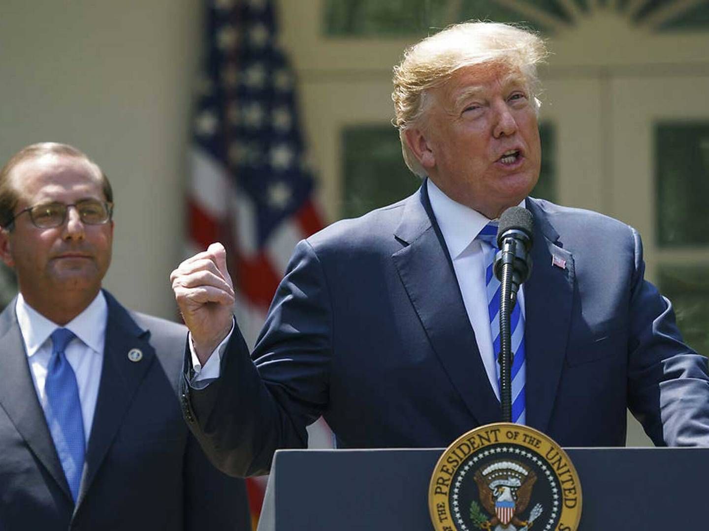 Den amerikanske præsident Donald Trump flankeret af sundhedsminister Alex Azar ved fredagens tale om landets medicinpriser. | Foto: /Ritzau Scanpix/AP/Carolyn Kaster