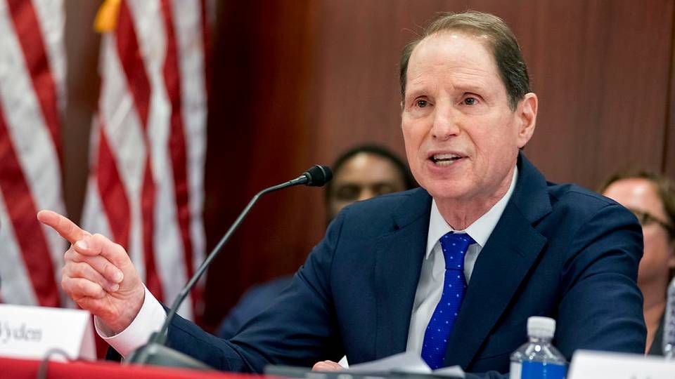 Ron Wyden, demokratisk senator fra Oregon, mener at Novartis' betaling på 7,5 mio. kr. til Donald Trumps tyder på korruption. | Foto: AP Photo/Andrew Harnik