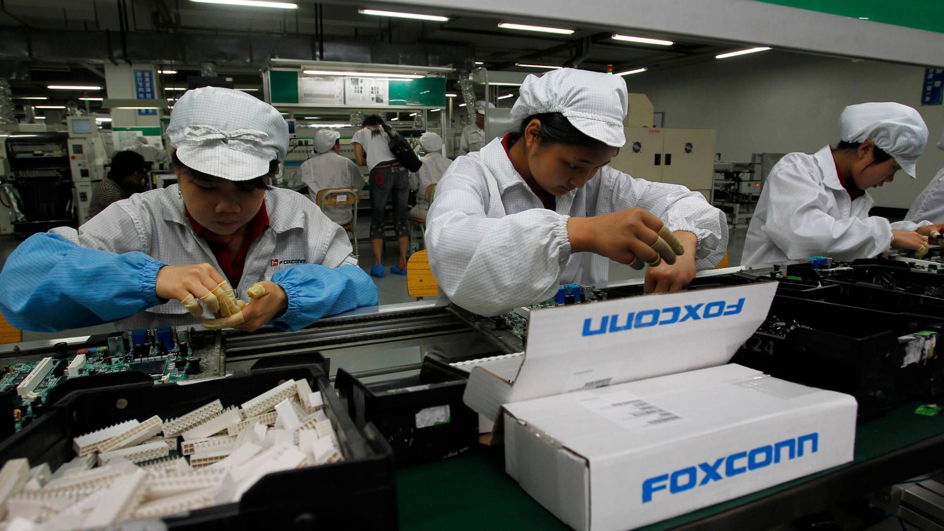 Arbejdere på en Foxconn-fabrik i regionen Shenzen. | Foto: Kin Cheung/AP/Ritzau Scanpix