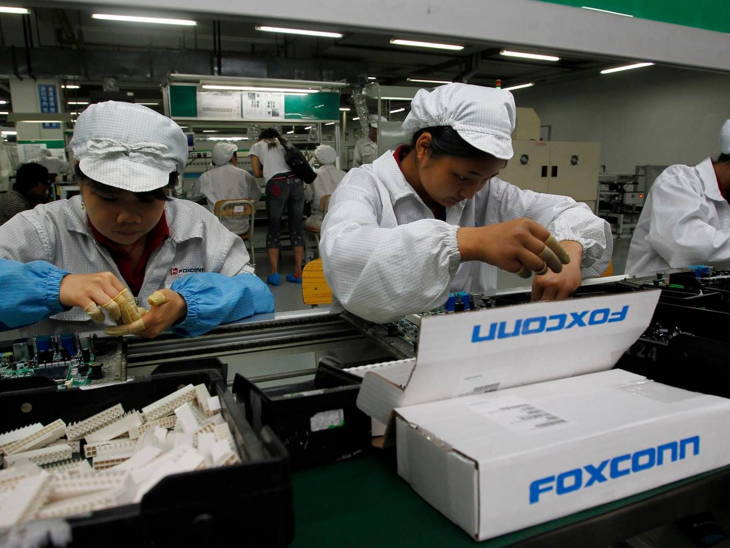 Arbejdere på en Foxconn-fabrik i regionen Shenzen. | Foto: Kin Cheung/AP/Ritzau Scanpix