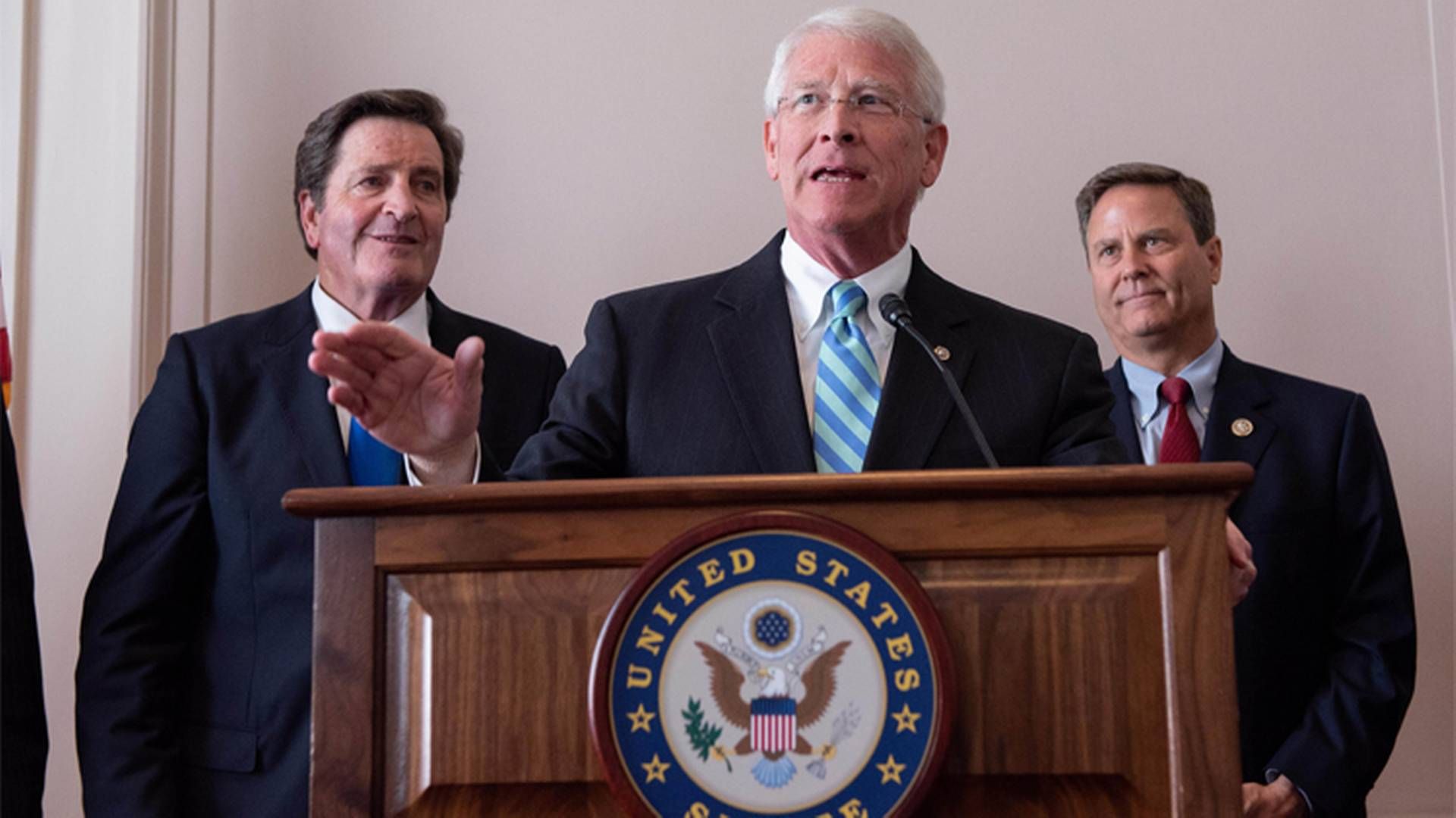 Det er den amerikanske senator, Roger Wicker (i midten) og det demokratiske kongresmedlem John Garamendi (til venstre), som står bag lovforslaget. | Photo: PR-foto