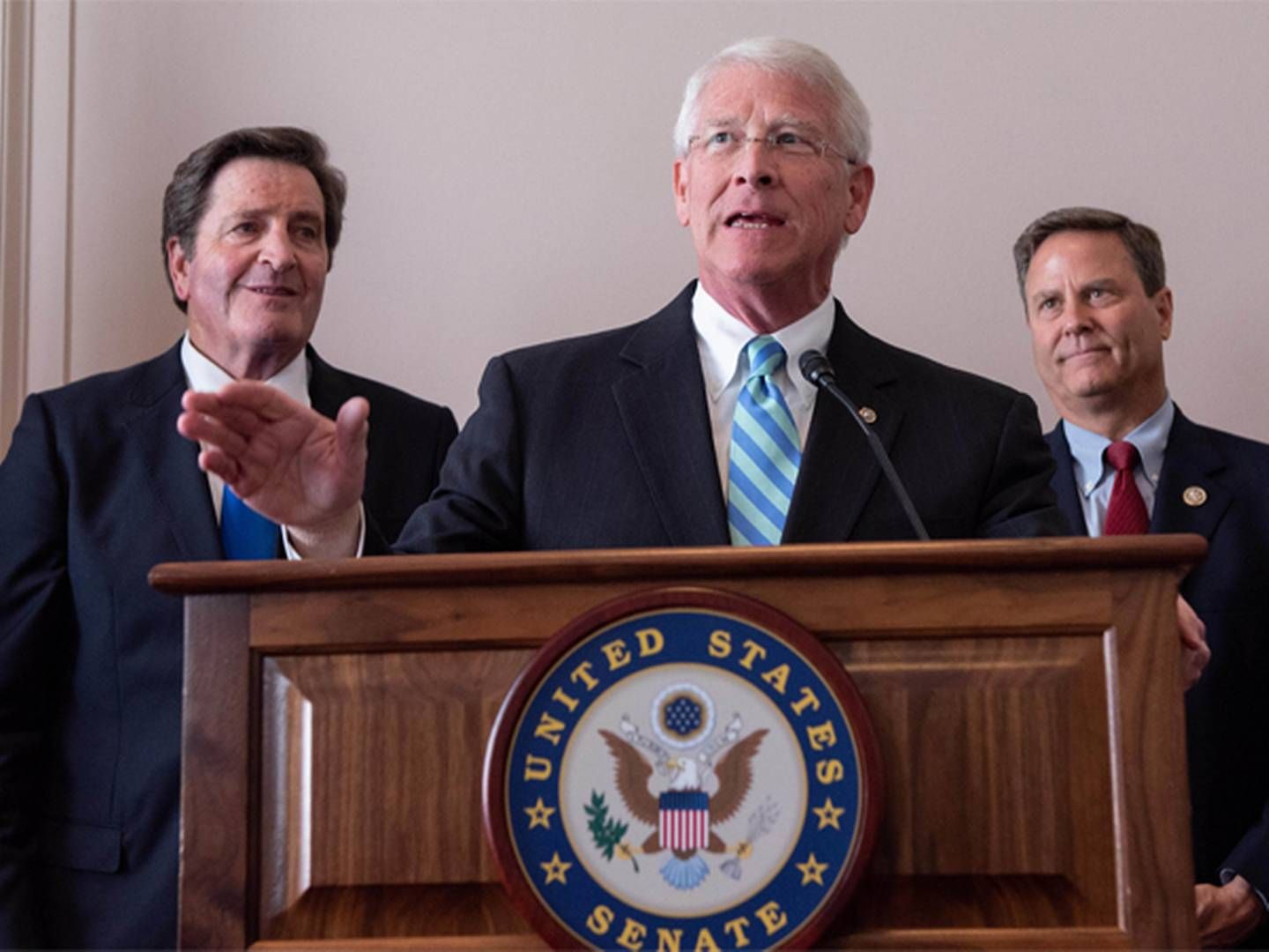 Det er den amerikanske senator, Roger Wicker (i midten) og det demokratiske kongresmedlem John Garamendi (til venstre), som står bag lovforslaget. | Photo: PR-foto