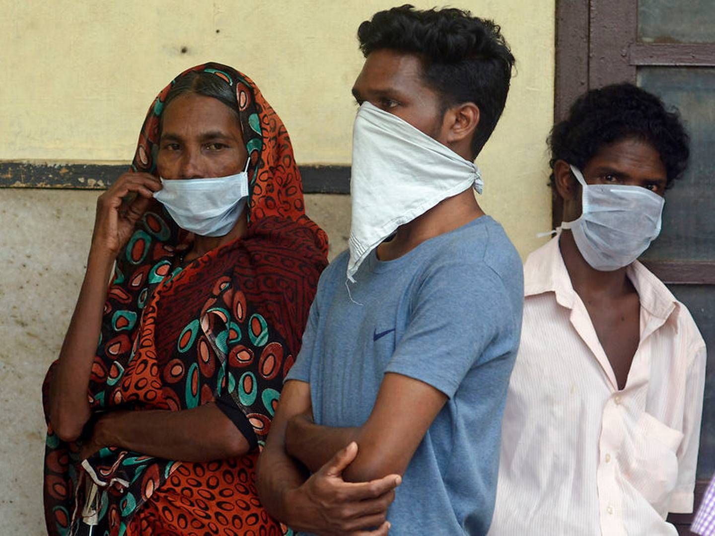 Mennesker i kø ved et hospital i Kozhikode i delstaten Kerala i Indien bærer masker som beskyttelse mod den dødelige og nyligt udbrudte nipah-virus. | Foto: Ritzau Scanpix