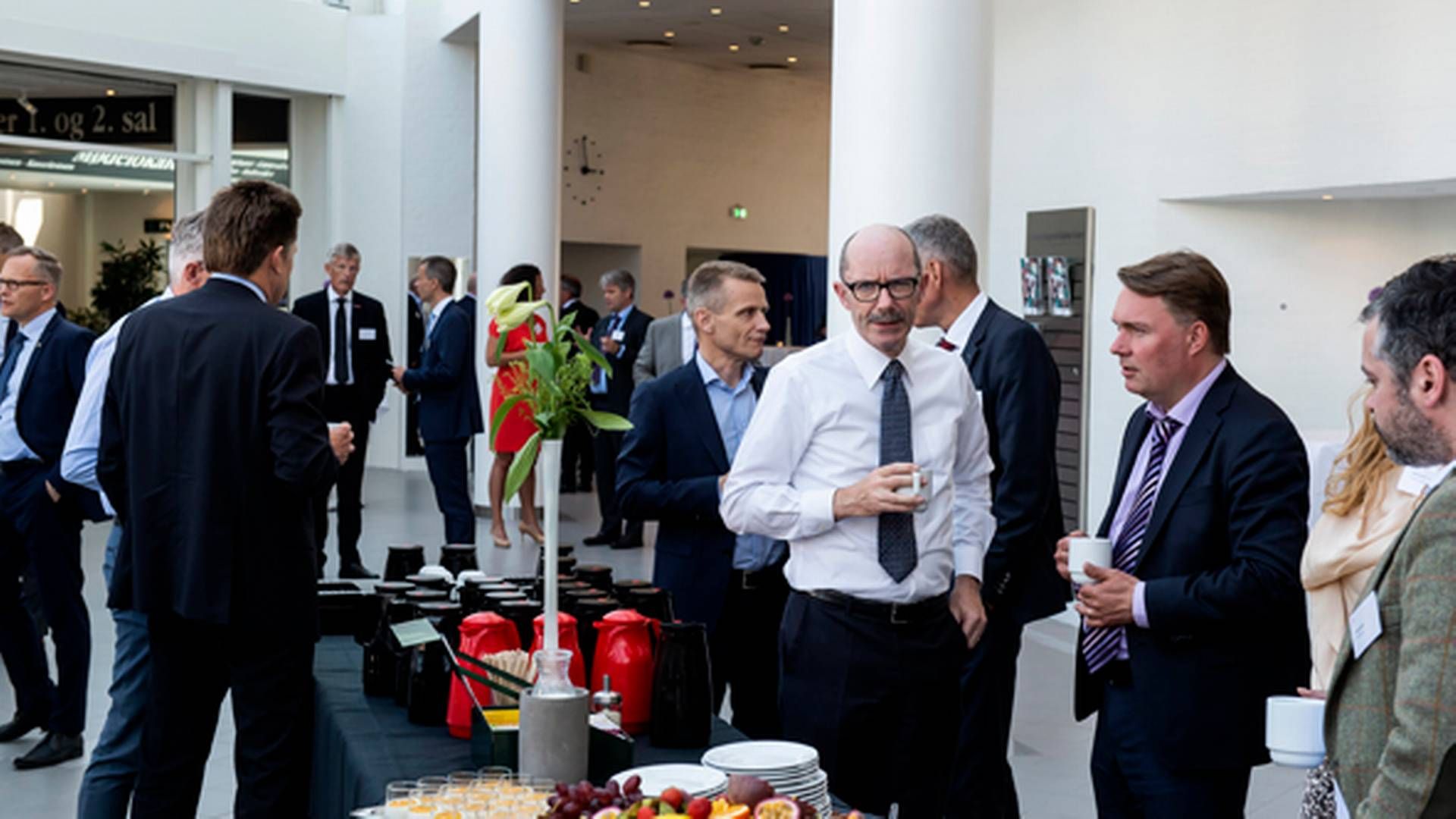 Veloplagte bankfolk holder pause ved årets møde i Lopi. | Foto: René Schütze