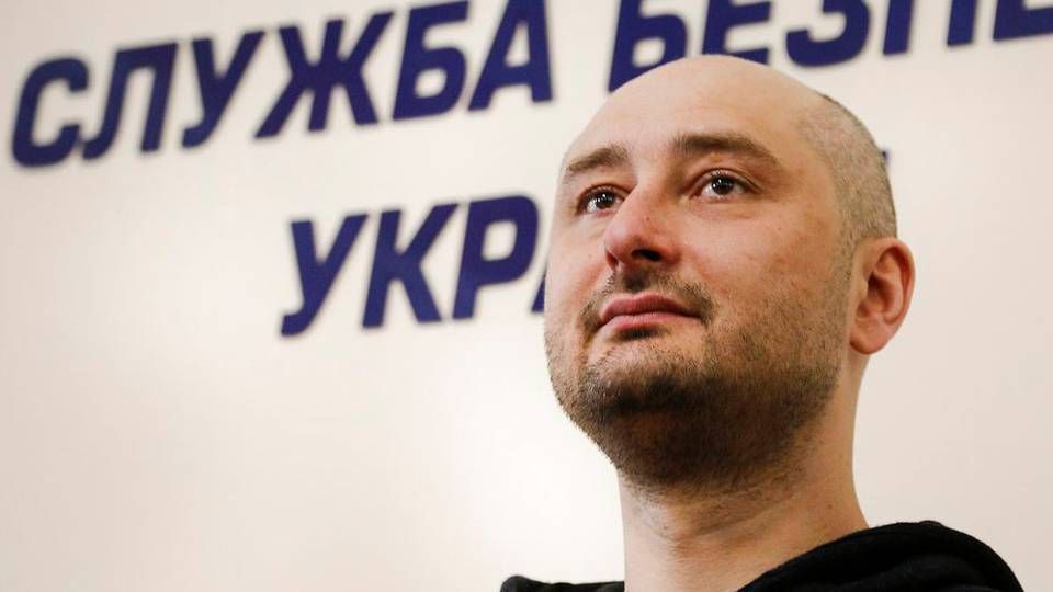 Den russiske journalist Arkadij Babtjenko dukkede i går op til et pressemøde efter ukrinske myndigheder tirsdag havde meldt ham drabt. Iscenesættelsen møder nu kritik. | Foto: Ritzau Scanpix/AP/Efrem Lukatsky