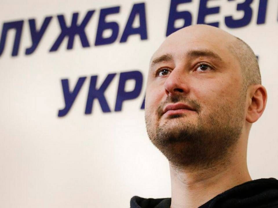 Den russiske journalist Arkadij Babtjenko dukkede i går op til et pressemøde efter ukrinske myndigheder tirsdag havde meldt ham drabt. Iscenesættelsen møder nu kritik. | Foto: Ritzau Scanpix/AP/Efrem Lukatsky