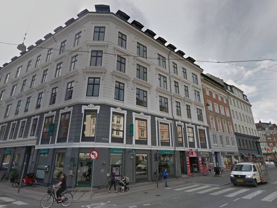 Denne ejendom på hjørnet af Østerbrogade og Ryesgade i København er blandt de seks ejendomme, som Jyske Bank er ved at komme af med i en trecifret millionhandel. | Foto: Google.