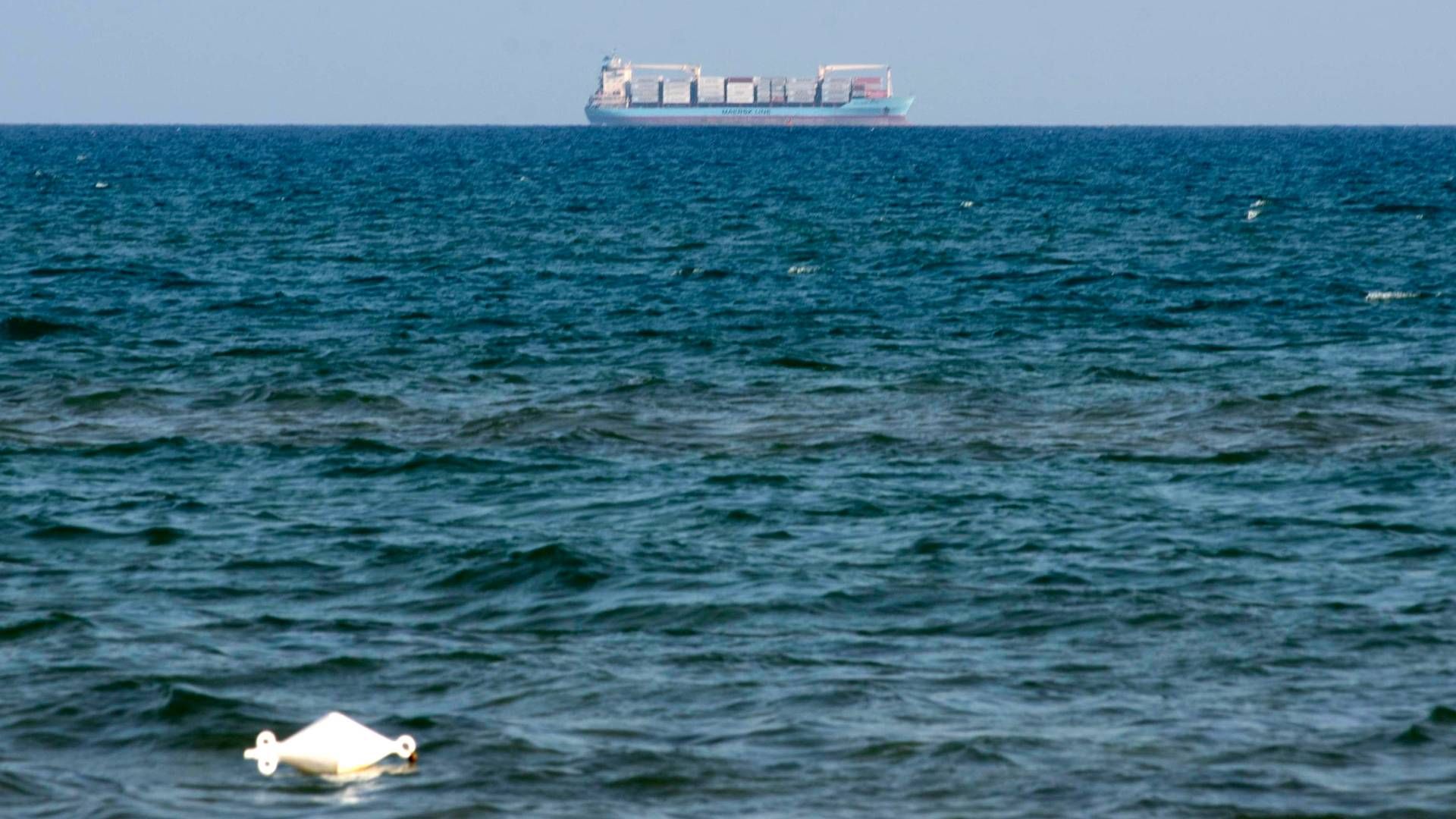 Alexander Maersk ses på horisonten, mens skibet afventer tilladelse til at dokke den sicilianske havn Pozzallo, tæt på Ragusa, i Syditalien, søndag den 24. juni 2018. | Foto: Ritzau Scanpix/ANSA via AP/Santino Galazzo