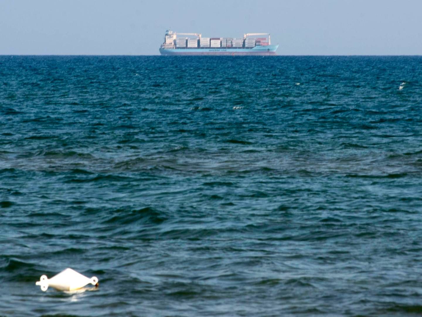 Alexander Maersk ses på horisonten, mens skibet afventer tilladelse til at dokke den sicilianske havn Pozzallo, tæt på Ragusa, i Syditalien, søndag den 24. juni 2018. | Foto: Ritzau Scanpix/ANSA via AP/Santino Galazzo