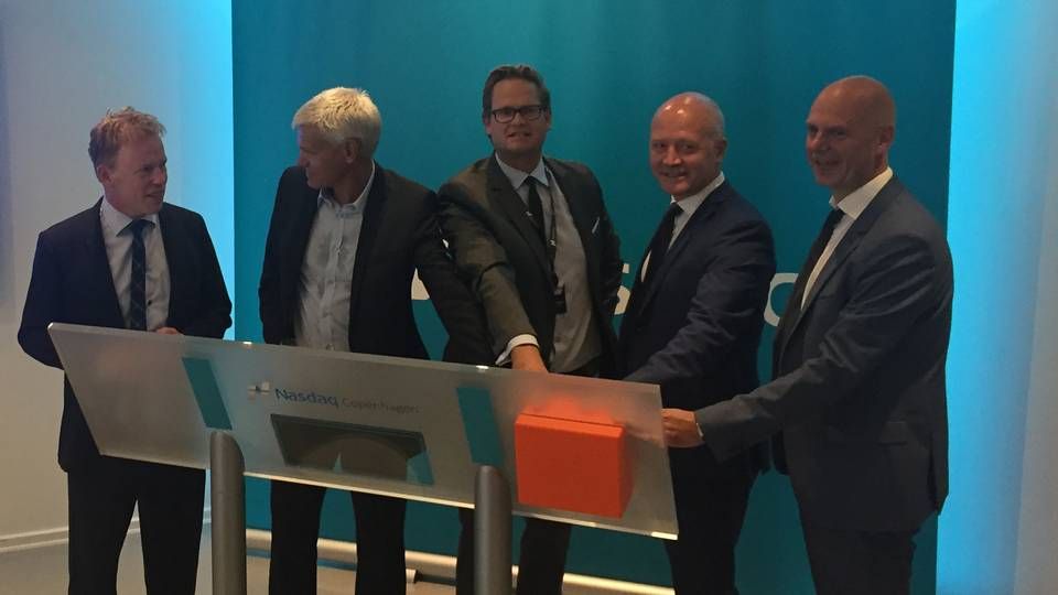 Folkene bag Virogates' børsnotering trykker symbolsk på knappen og indleder handlen tirsdag morgen. Fra venstre: Peter Legind-Hansen (direktør, Nasdaq Copenhagen), Lars Kongsbak (bestyrelsesformand), Carsten Borring (noteringschef, Nasdaq Copenhagen), Jakob Knudsen (adm. direktør) og Jesper Eugen-Olsen (medstifter og forskningschef) | Foto: Point Communications