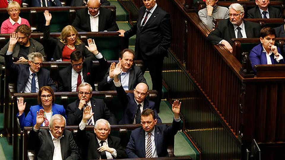 Her ses lederen af regeringspartiet Law & Justice, Jaroslaw Kaczynski, i midten på første række i en afstemning i parlamentet, der har givet hans parti kontrol over Højesteret. | Foto: /Ritzau/Scanpix/AP Czarek Sokolowski