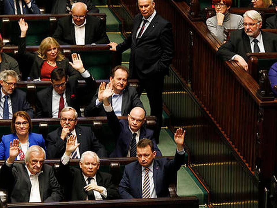 Her ses lederen af regeringspartiet Law & Justice, Jaroslaw Kaczynski, i midten på første række i en afstemning i parlamentet, der har givet hans parti kontrol over Højesteret. | Foto: /Ritzau/Scanpix/AP Czarek Sokolowski