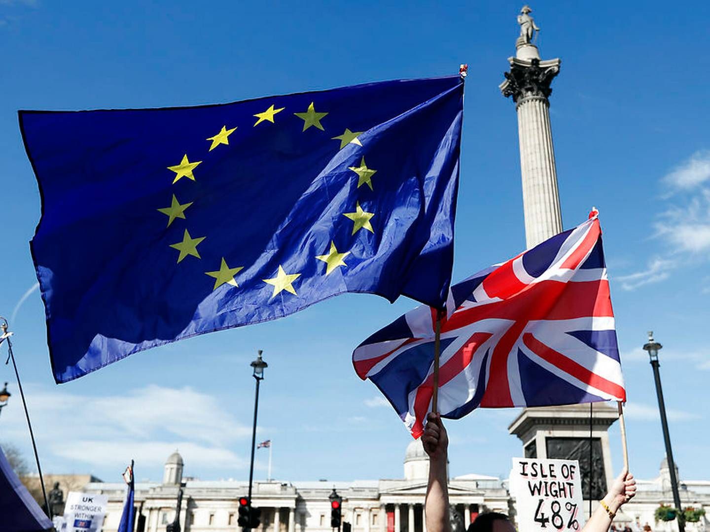 En folkemængde holdt både det britiske og det europæiske flag højt under en demonstration mod brexit på Trafalgar Square i London i marts 2017. | Foto: Kirsty Wigglesworth/AP