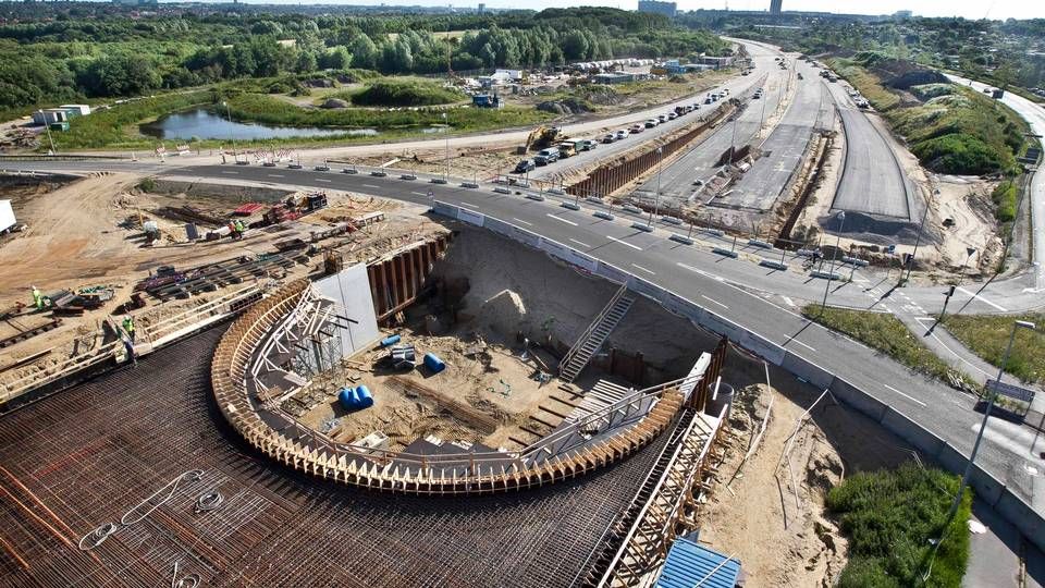 Byggeriet af de broer, der skal føre ringvejen over Aarhus Syd Motorvejen og Brabrandstien er i fuld gang torsdag d. 5 juli 2012. Broen støbes i et hug. Det kræver 40 brobyggere og 810.000 liter beton. Den nye bro på Viby Ringvej støbes i ét hug. Det kræver 40 brobyggere og 810.000 liter beton. | Foto: Axel Schütt/Ritzau Scanpix