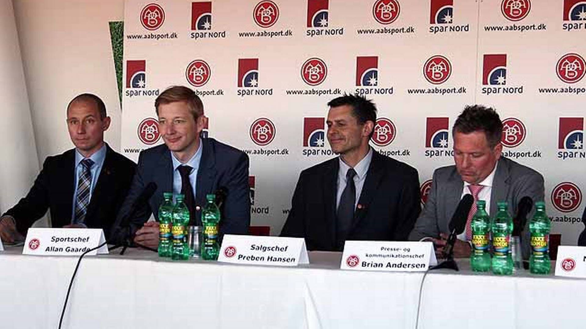 Længst ude til venstre i billedet sidder Stephan Schors. Billedet er taget fra da AaB til et pressemøde meddelte, at han pr. 1. juli 2013 ville blive Superligaklubbens adm. direktør. | Foto: PR
