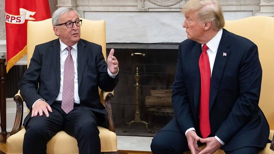 EU-Kommissionens formand Jean-Claude Juncker (tv) og den amerikanske præsident Donald Trump gav i juli hånd på en våbenhvile i handelskrigen. | Foto: AFP/Saul Loeb