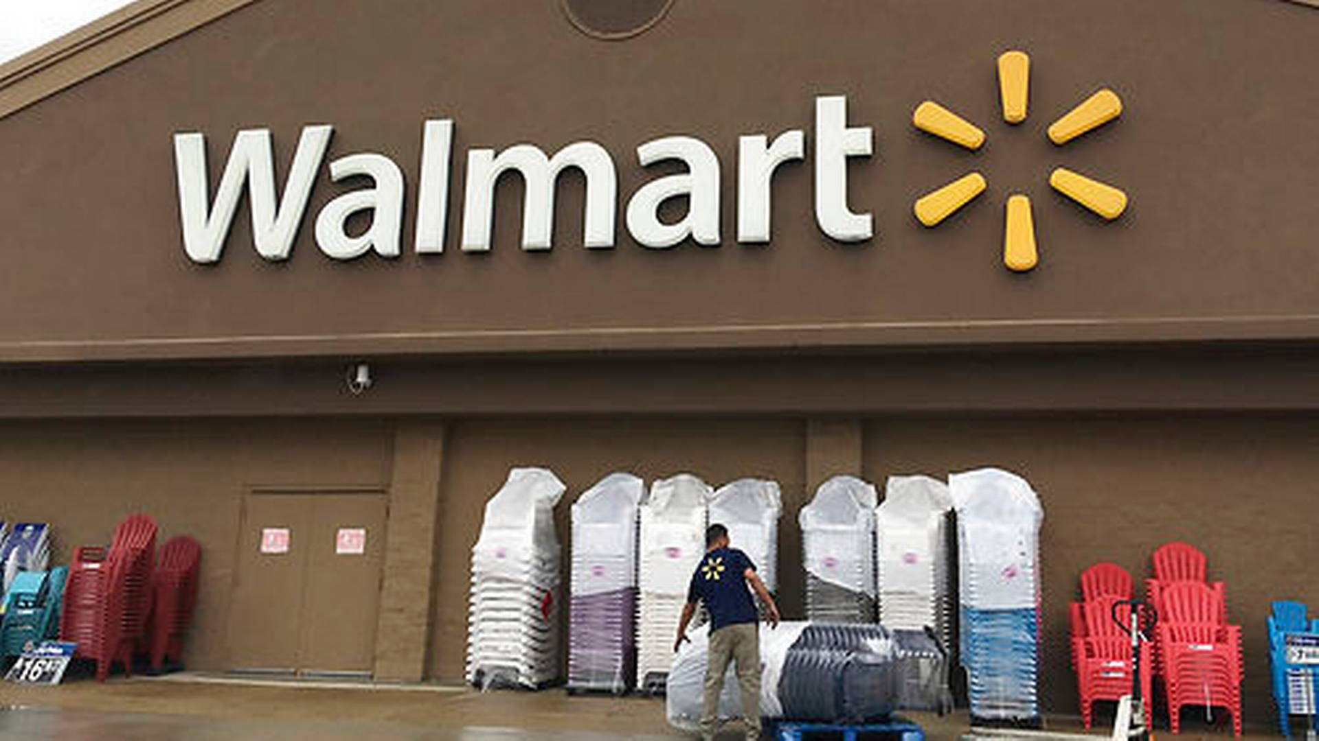 Millioner af amerikanske arbejdere hos eksempelvis varehuskæmpen Walmart skriver under på, de ikke vil hive deres arbejdsgiver i retten. | Foto: /Ritzau Scanpix/AP/ELISE AMENDOLA