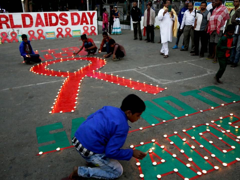 Den årlige Aids-dag markeres i Kalkota, Indien. På grund af sin befolkningsstørrelse har landet den tredjestørste Aids-epidemi i verden: Mere end 2 mio. er smittede. | Foto: Ritzau Scanpix/AP/Bikas Das