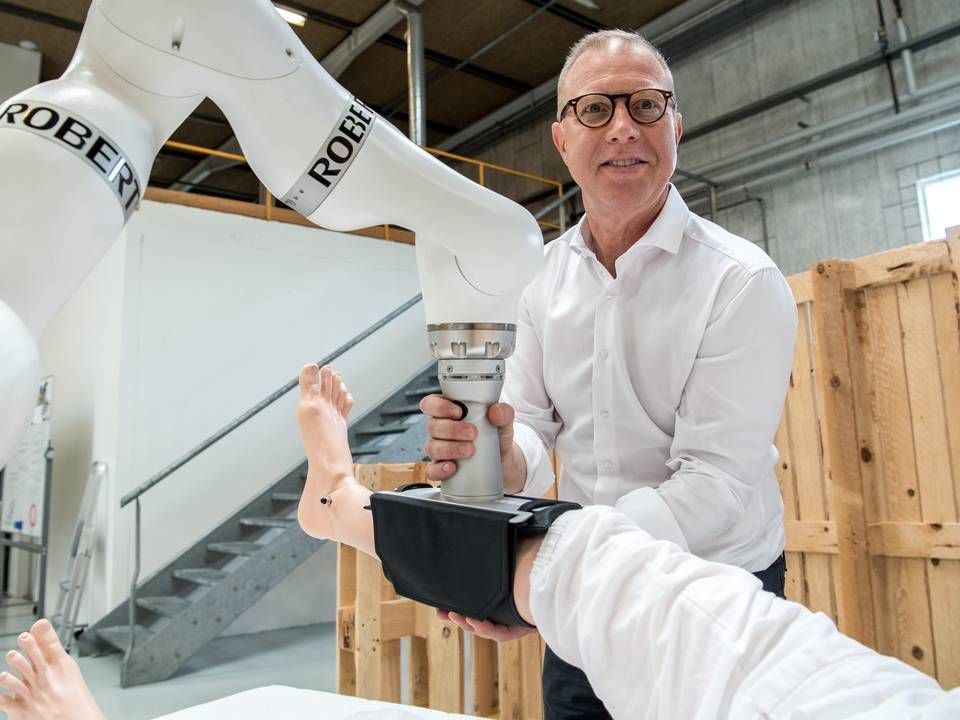 Roberts adm. direktør Keld Thorsen med selskabets robot, der kan "optage" og gentage sengeliggende patienters bevægelser. | Foto: Robert