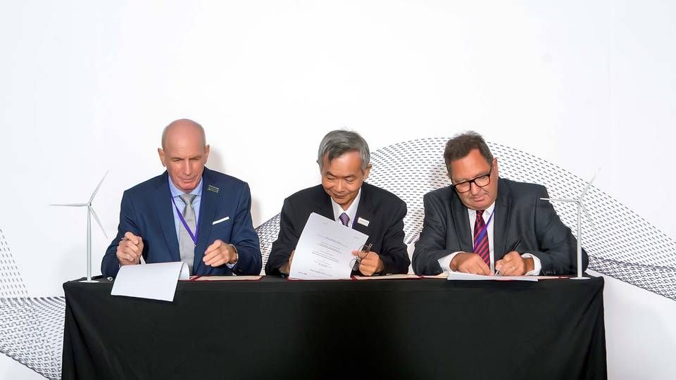Rainer Müller-Wallenborn, Chief Purchasing Officer Offshore at Siemens Gamesa, Chang Hsien-Ming, Chair of the board of directors for Yeong Guan Group, and Adrian R. Willetts, CSO and co-owner of AH Industries, sign their deal with Siemens Gamesa Offshore Wind in Taipei. | Photo: PR AH Industries