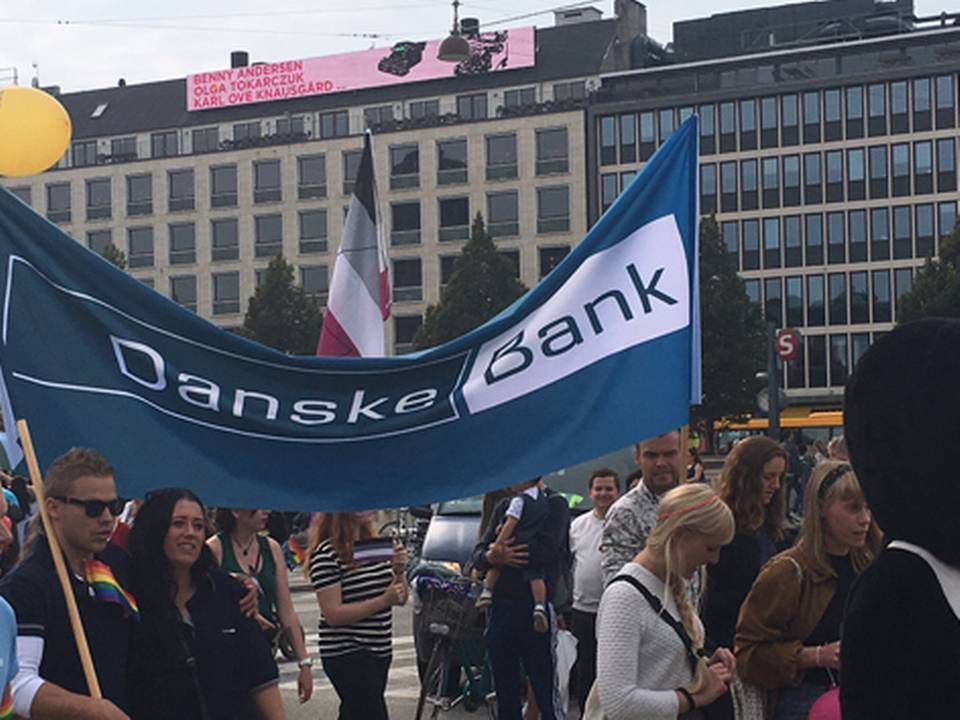 Fra Copenhagen Pride-paraden i 2016, hvor Danske Bank-ansatte viser flaget | Foto: David Bentow