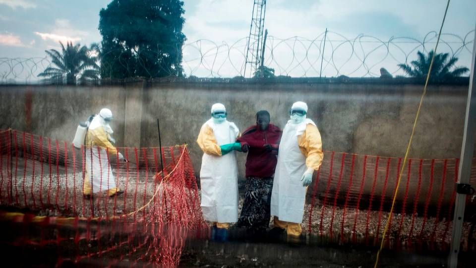 Ebolapatient bliver overført til en karantæne behandlingsenhed i Beni i det østlige Congo | Foto: /ritzau Scanpix/AFP/John Wessels