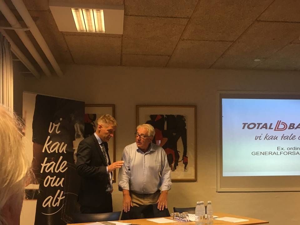 Totalbankens adm. direktør, Ivan Sløk, og bestyrelsesformand, Poul Juhl Fischer, får en snak forud for den ekstraordinære generalforsamling. | Foto: Anne Louise Houmann