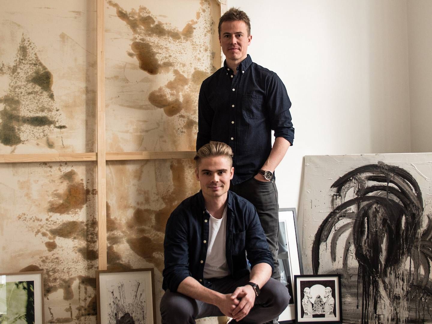 Brødrene Mattis Curth (forrest) og Jeppe Curth stiftede kunstappen Artland i 2016. | Foto: PR/Artland