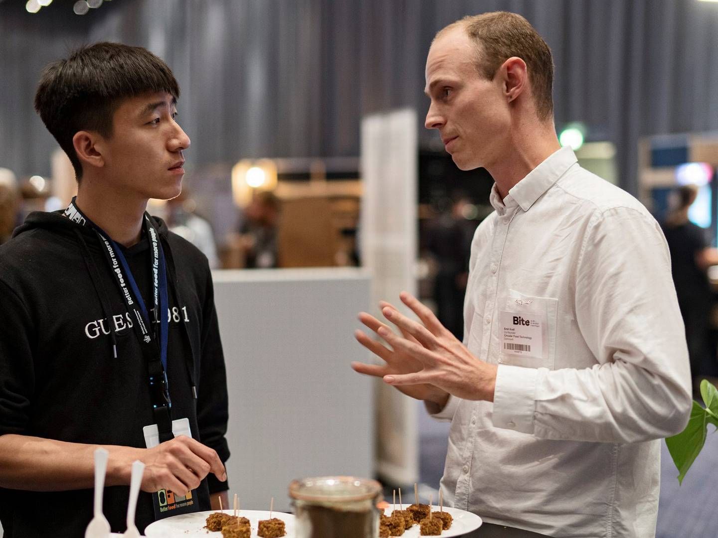 Emil Buhl Krøll forklarer deltager på fødevaremessen Bite idéen bag Circular Food Technologys nye ingrediens baseret på mæsk. Virksomheden modtog i starten af året en pengepræmie på 110.000 kr og er nu er på udkig efter investorer. | Foto: Lars Svankjær