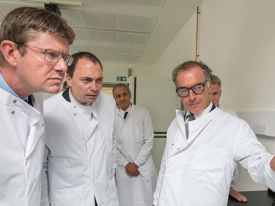 Novo Nordisks koncerndirektør for forskning og udvikling, Mads Krogsgaard Thomsen (th), tegner og fortæller for blandt andre den britiske Business, Energy and Industrial Strategy Secretary, Greg Clark (tv) og den danske uddannelses- og forskningsminister, Tommy Ahlers (mf). | Foto: University of Oxford/John Cairns