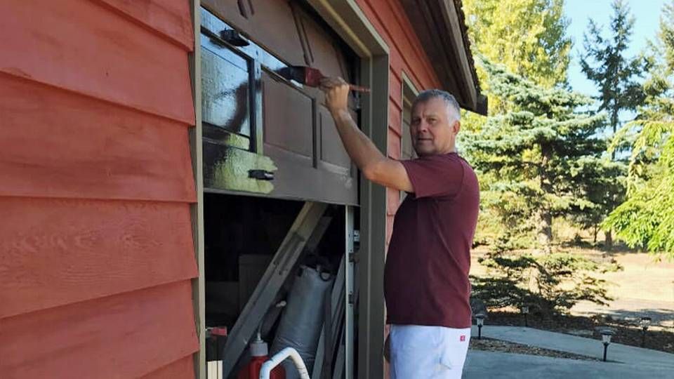 Stig Orloff, kommende topchef for Crayon i Danmark, efter han havde sagt op. Her maler han sønnens hus i Seattle. | Foto: Privat