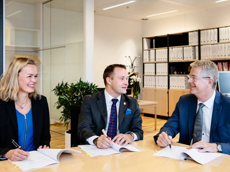 Karin Elbæk Nielsen, direktør i ISP, Lars Bytoft, formand for ISP, og Hasse Jørgensen, adm. direktør i Sampension, underskriver administrationsaftalen mellem ISP og Sampension | Foto: PR
