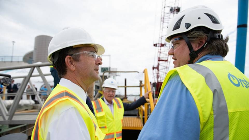 Goveror of Virginia, Ralph Northam, visiting Ørsted and Dominion's pilot project at sea. However, the governor wants onshore renewable energy.