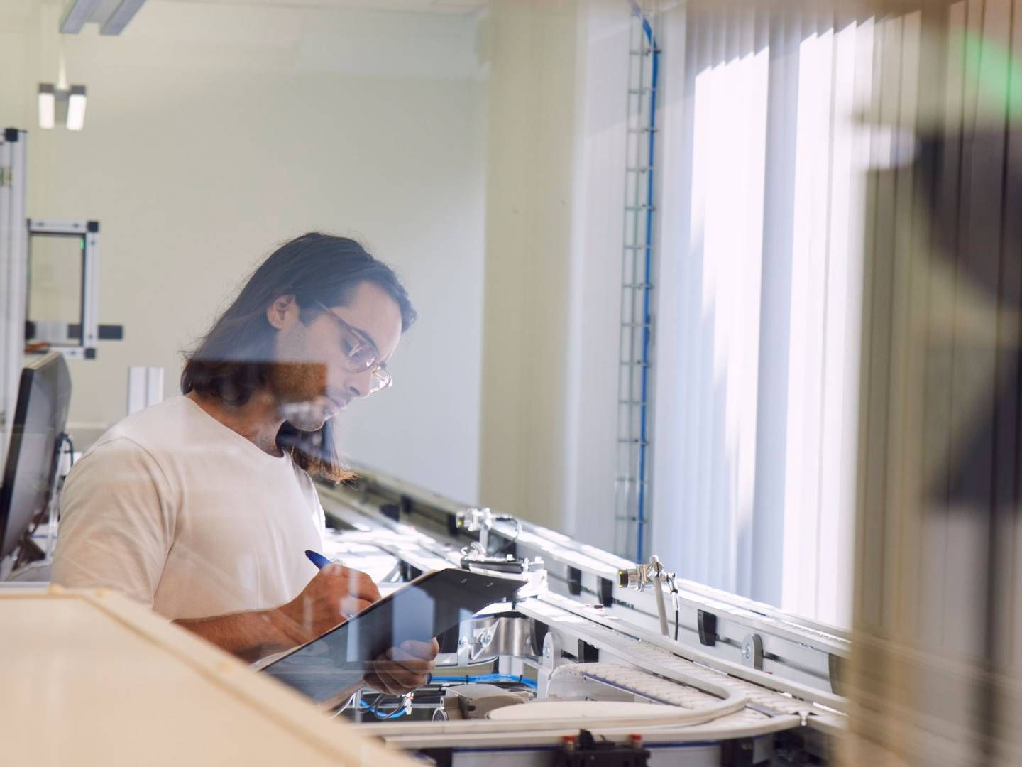 I Medicoindustriens nye rekrutteringskampagne møder man blandt andre Dennis, der som IC Design Specialist for Widex hjælper folk med nedsat hørelse til en højere livskvalitet. | Foto: PR, Medicoindustrien