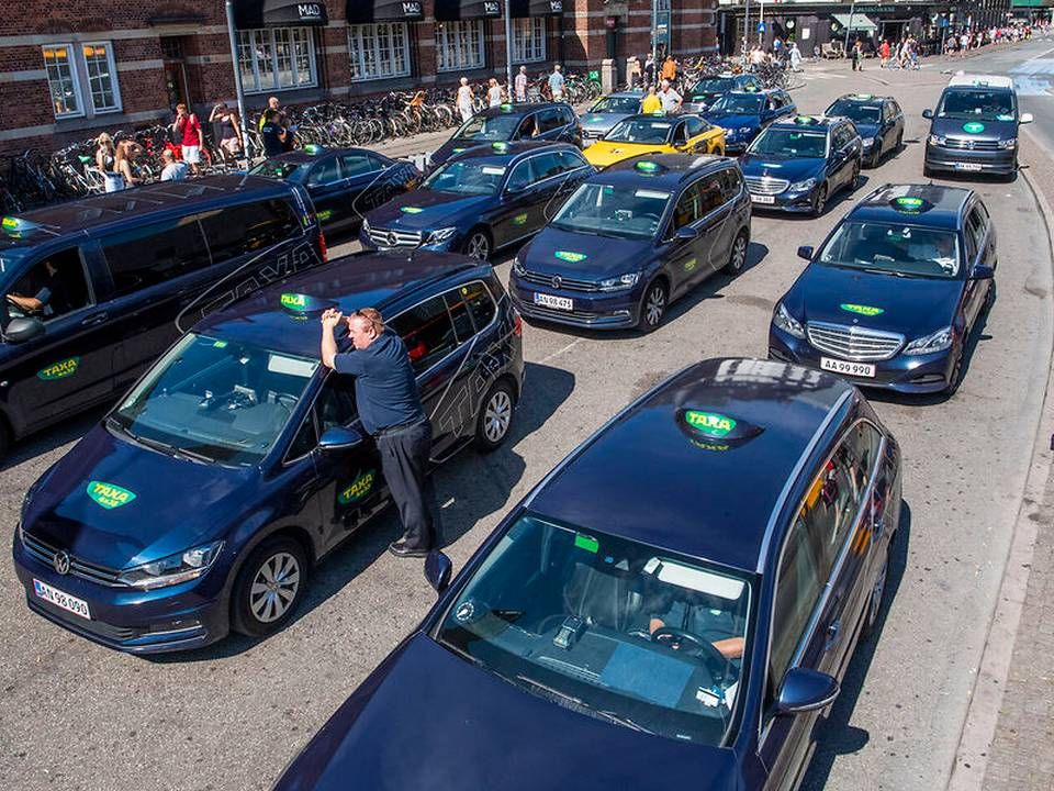 I 2025 skal det være slut med taxaer, der kører på ren benzin eller diesel, hvis det står til VLAK-regeringen. | Foto: Søren Bidstrup/Ritzau Scanpix