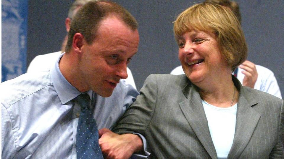 Friedrich Merz har været ude af offentligheden i en del år. Her er han sammen med Angela Merkel på CDU's partimøde i Frankfurt i 2002. | Foto: Arnd Wiegmann/Reuters/Ritzau Scanpix