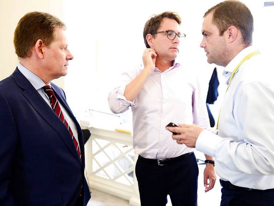 Morten Scheelsbeck (til højre) står her og snakker med Lars Barfoed og Brian Mikkelse, efter at Lars Barfoed stoppede som De Konservatives formand i 2014. | Foto: Søren Bidstrup/Ritzau Scanpix