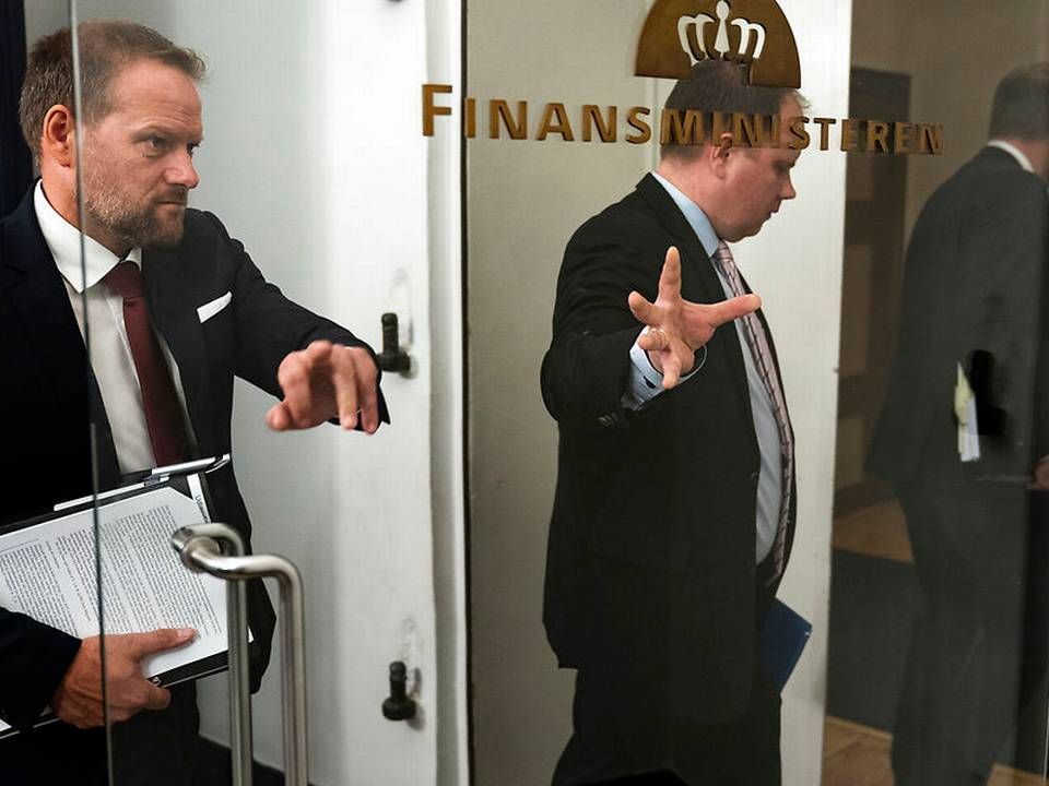 Finansordfører René Christensen (tv.) er her på vej til finanslovforhandlinger sammen med Martin Henriksen (DF) og forrest Peter Skaarup (DF). | Foto: Martin Sylvest/Ritzau Scanpix