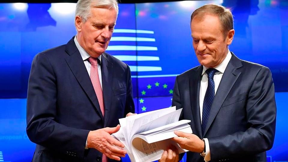 Michel Barnier overrækker brexit-aftale til Donald Tusk