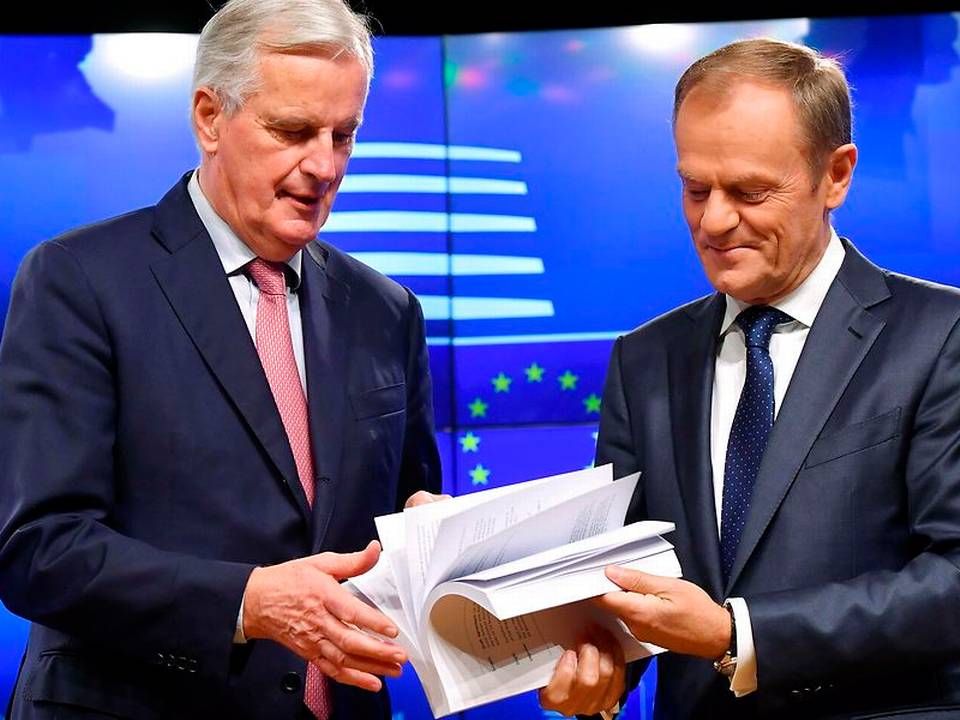 Michel Barnier overrækker brexit-aftale til Donald Tusk