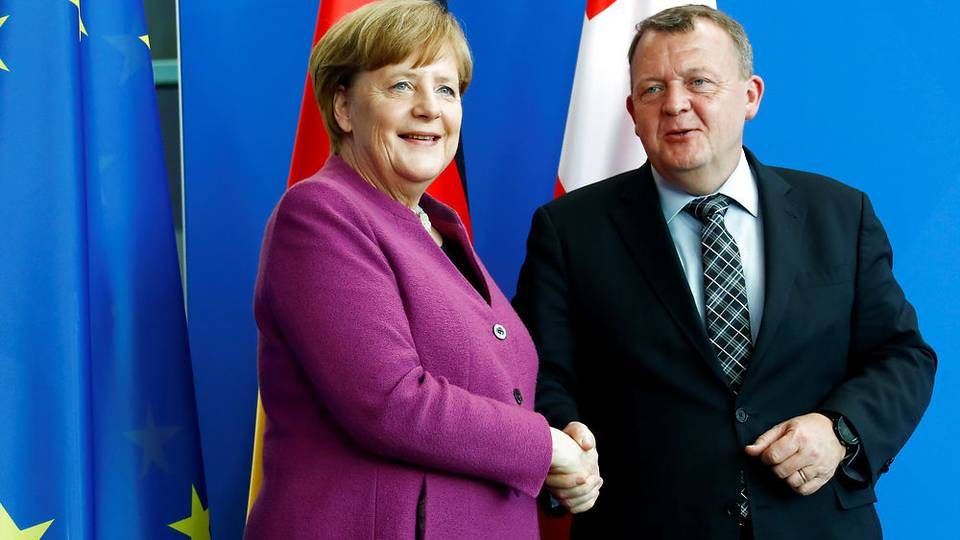 Angela Merkel og Lars Løkke Rasmussen giver hinanden hånden på et møde i Berlin i april 2018. Tirsdag den 20. november mødes de igen i Tysklands hovedstad. | Foto: FABRIZIO BENSCH/Ritzau Scanpix