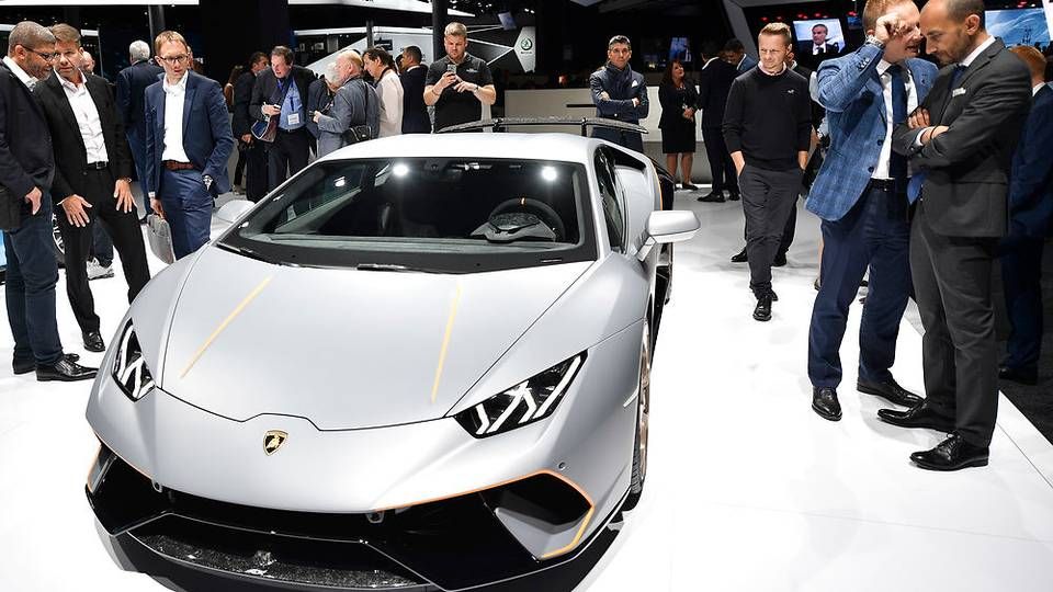 Mænd med midtvejskrise vil slippe billigere af sted med at købe en Lamborghini, hvis registreringsafgiften bliver omlagt. | Foto: Ritzau Scanpix/AP Photo/Martin Meissner