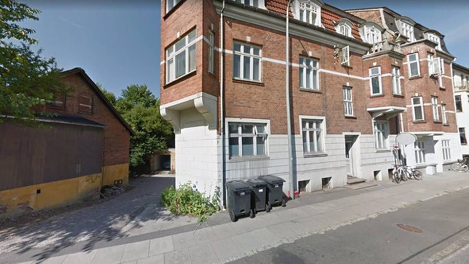 Ejendommen til venstre skal rives ned for at give plads til 37 nye lejligheder, mens ejendommen til højre skal huse to lejligheder i tagetagen. | Foto: Google Maps.