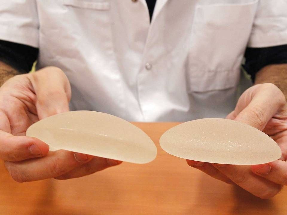I 2010 blev samtlige brystimplantater fra det franske implantat-firma Poly Implant Prothèse tilbagekaldt, da det kom frem, at producenten havde brugt en billigere silikone, som ikke var godkendt til brug i mennesker | Foto: /Ritzau Scanpix/AP/Michel Euler