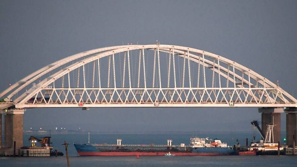 Rusland blokerede søndag Kerch-strædet med et fragtskib. Strædet er siden genåbnet. | Foto: Ritzau Scanpix